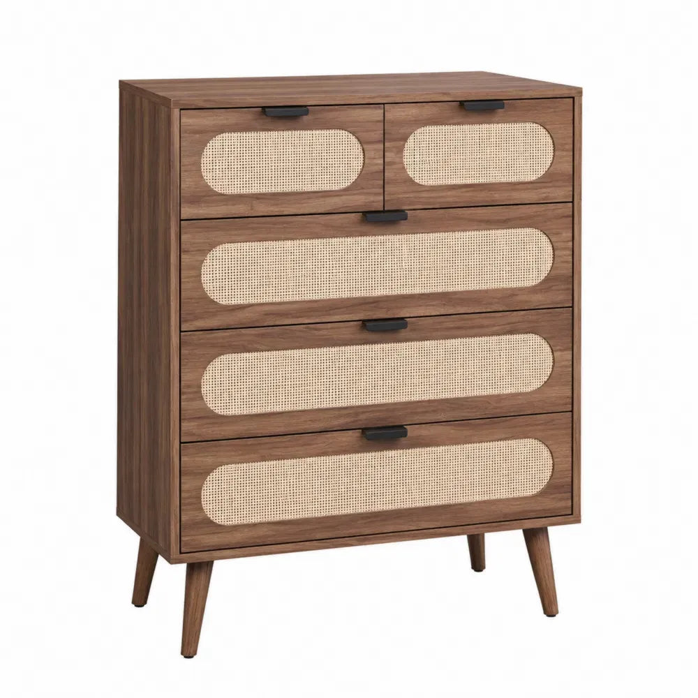 Cómoda de MDF efecto madera natural con 5 cajones frentes de ratán tejido asas negras y patas elevadas 80x40x100 cm