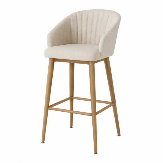 Taburete de bar de madera de caucho natural con asiento tapizado beige respaldo curvo y reposapiés cuadrado 45x50x95 cm