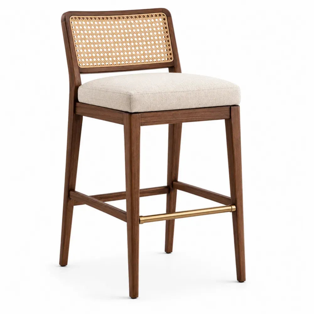 Taburete de bar de madera de caucho acabado nogal con respaldo de ratán asiento tapizado beige y reposapiés dorado 45x50x95 cm